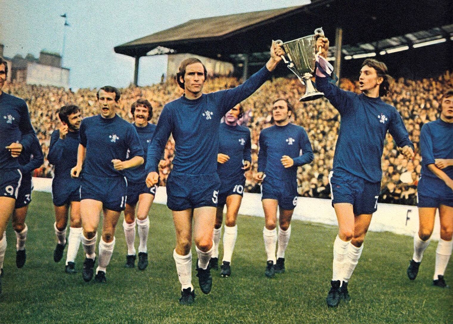El Chelsea FC cona la Recopa del 1971 ganada en la final contra el Real Madrid